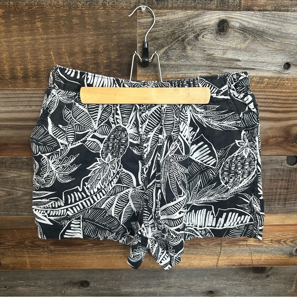 Christian Soriano Women Size Medium Tropical Print Black White 100% Linen Shorts